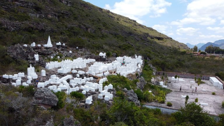 Vista aérea dos túmulos brancos espalhados na encosta da serra