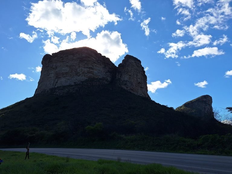 Morro do Pai Inácio de perfil contra o céu azul, visto da beira da estrada