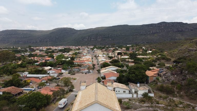 Vista do alto da cidade de Mucugê, com casas de telhado cerâmico e serra ao fundo
