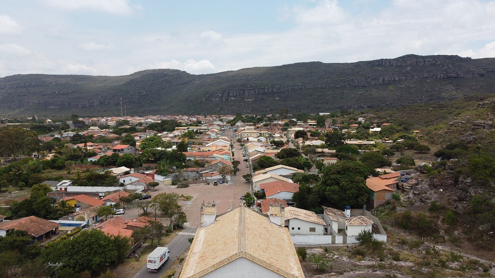Vista do alto da cidade de Mucugê, com casas de telhado cerâmico e serra ao fundo