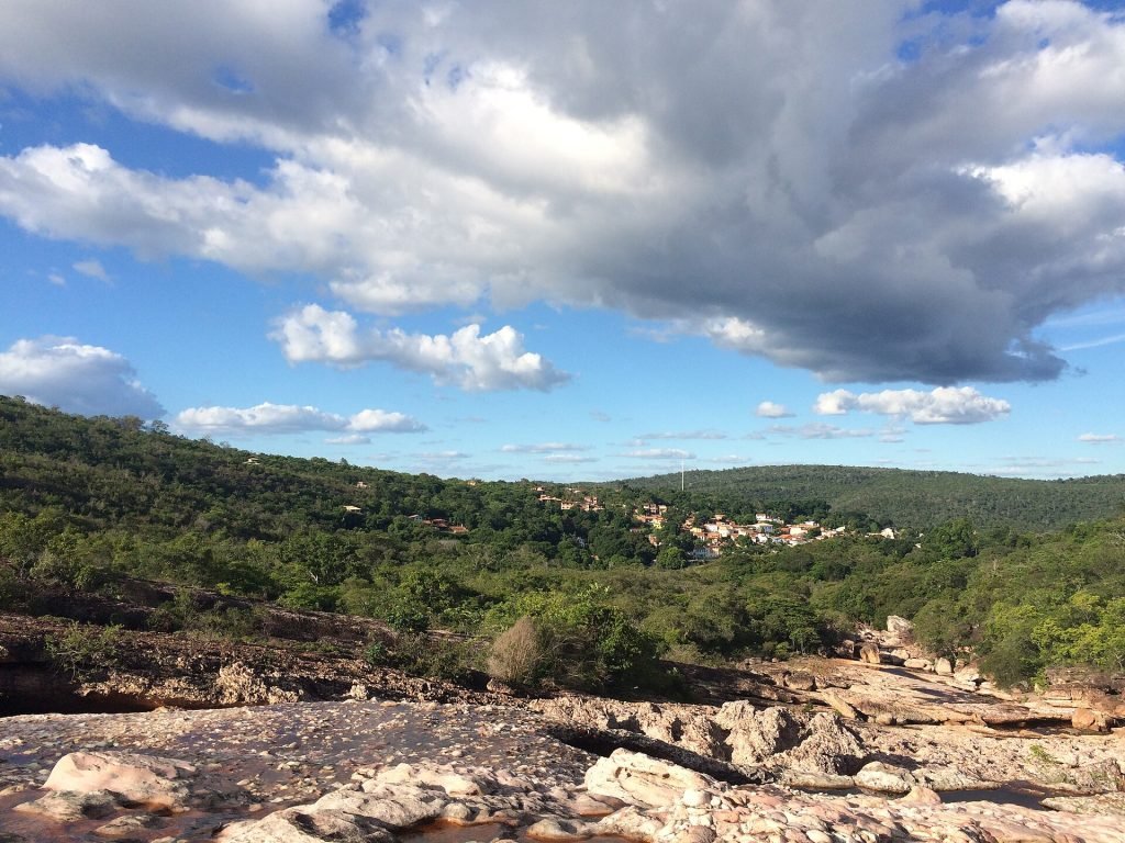 Lajedo do rio Serrano em primeiro plano e a cidade de Lençóis entre a mata ao fundo
