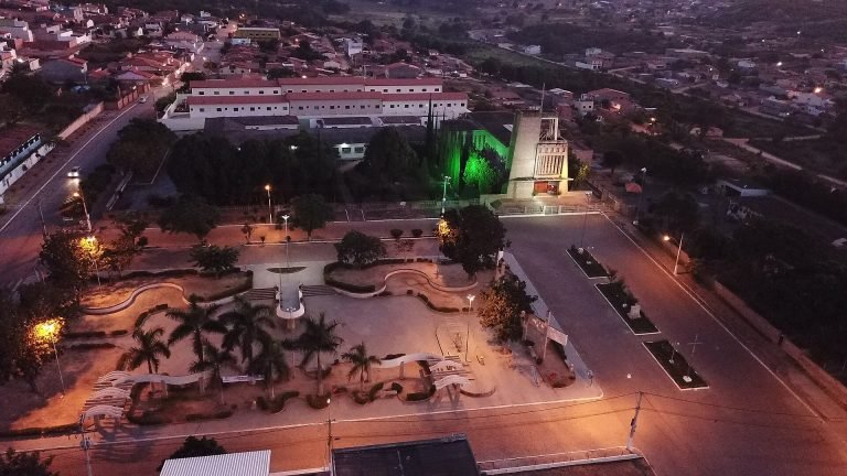 Vista aérea noturna da praça e da igreja do Bom Jesus iluminadas no centro de Seabra