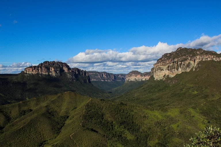 Vale do Pati entre morros de topo plano e encostas verdes sob céu azul
